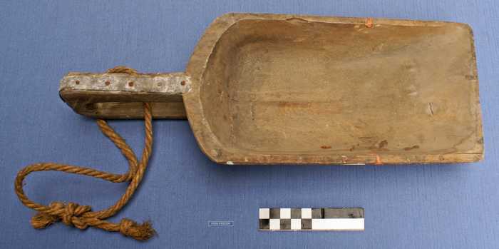 Houten handschep om water uit de reddingsboot te lozen