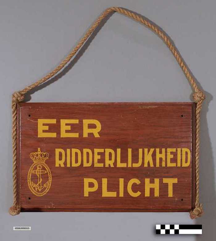 Bord met IBIS spreuk: Eer - Ridderlijkheid - Plicht
