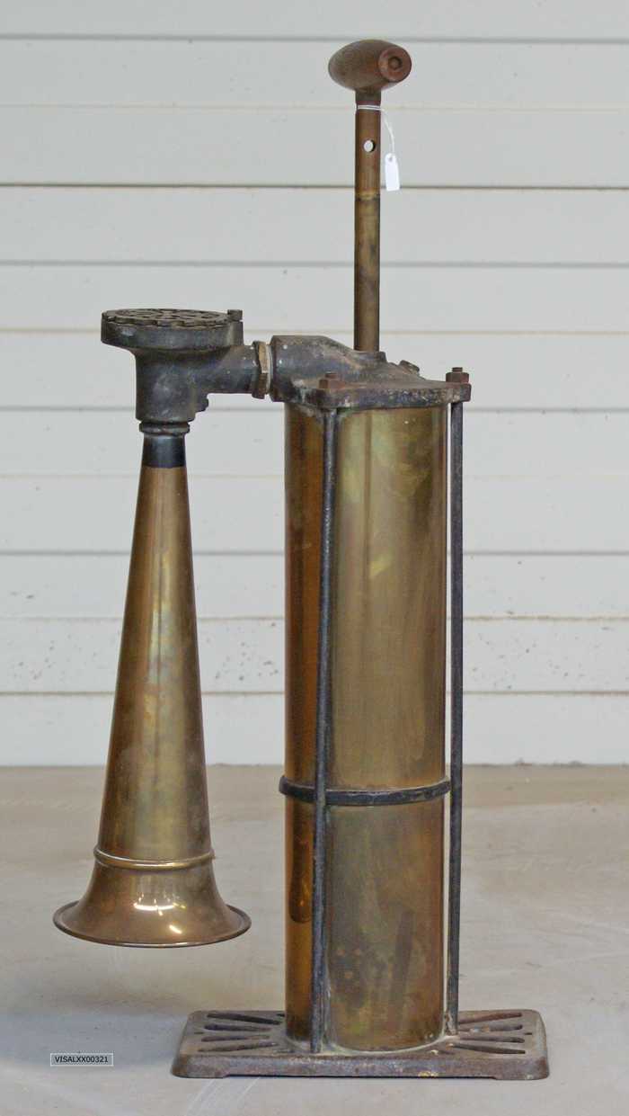 Koperen misthoorn met pomp