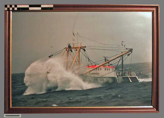 Vissersboot op zee bezig met bokkensleep