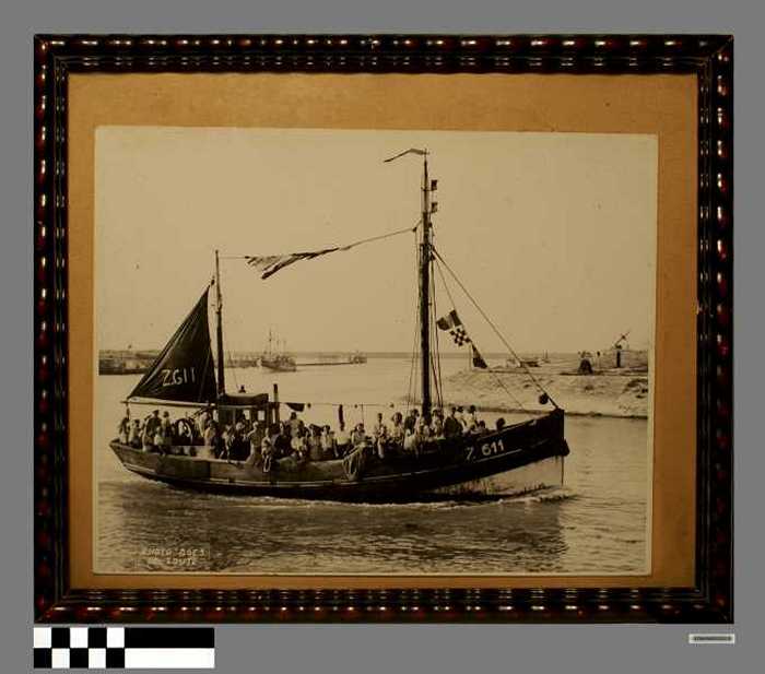 De Z 611 met mensen aan boord op de zee.