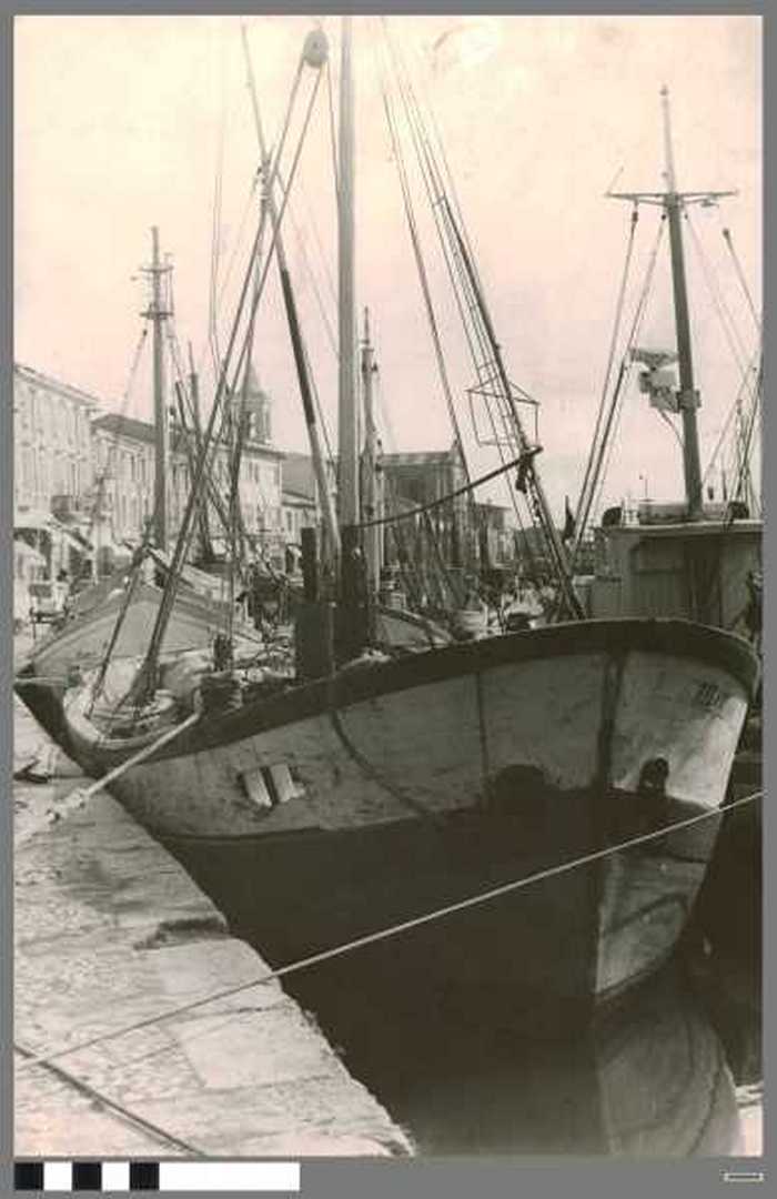 Vissersboot aan kaai