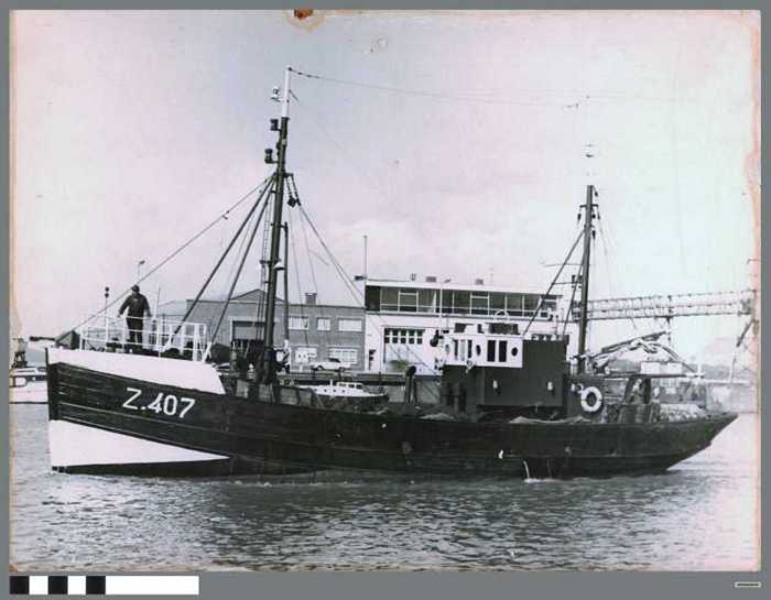 De Z. 407 die aan het varen is.