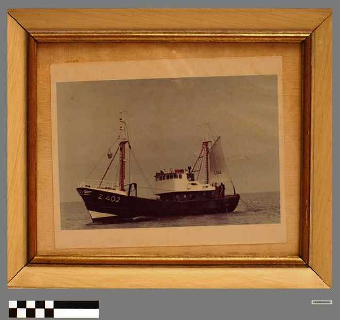 Vissersboot de Z402 aan het vissen op zee