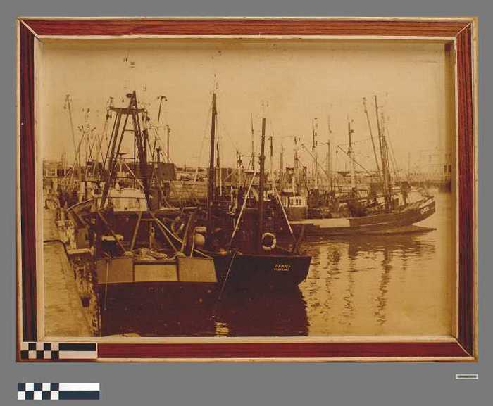 Vissersboten die aangemeerd zijn.