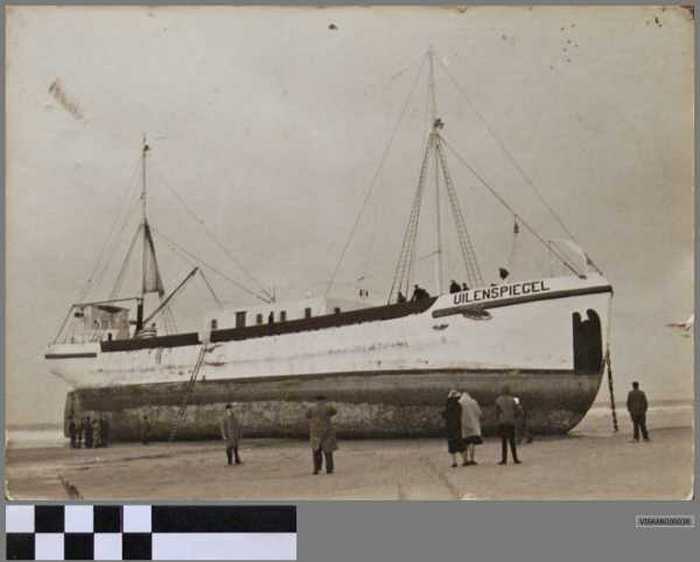 `Uilenspiegel gestrand op de kust.