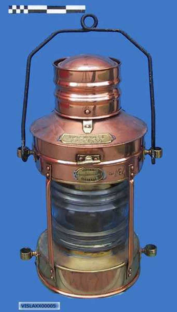 Scheepslamp in koper met rondom wit licht.