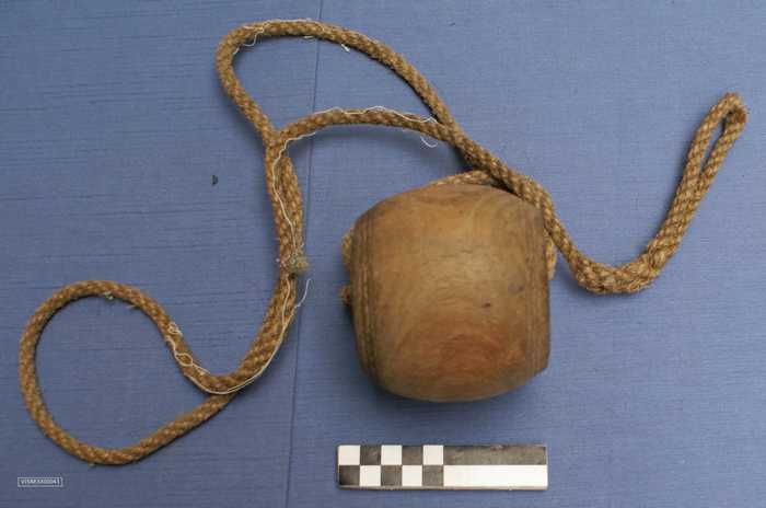 Houten rol om visnetten open te houden