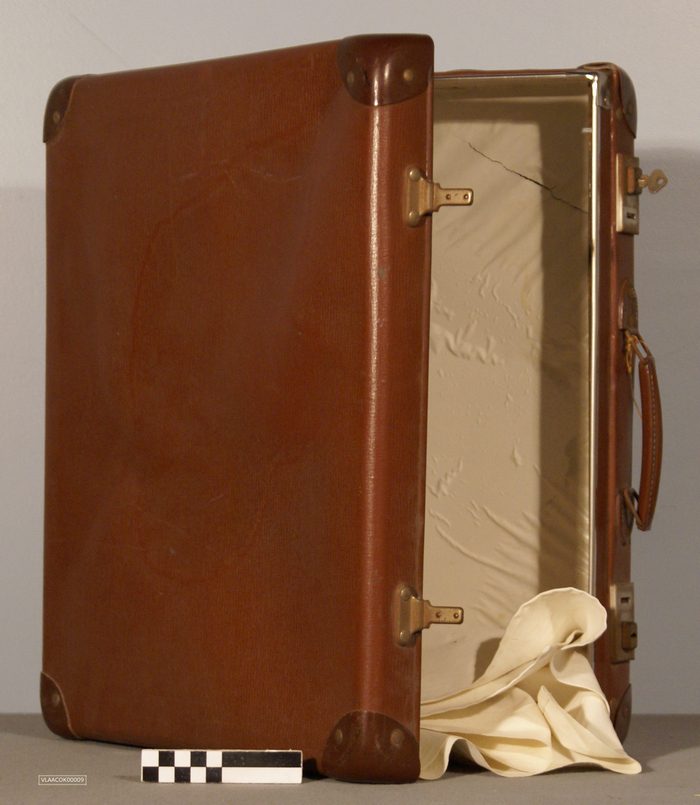 Koffer vlaggen: Rijksvisserijschool Heist en Vissersvreugd 1949 Oudleerlingenbond Heist-aan-Zee.