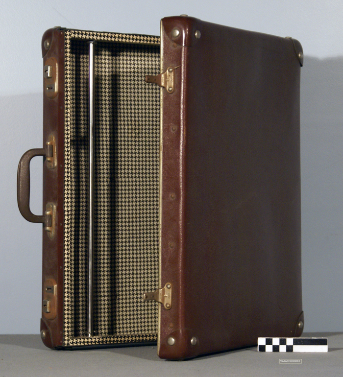 Koffer vlaggen: 'Oudleerlingen en vriendenbond Rijksvisserijschool Heist' en 'Rijksvisserijschool Knokke-Heist'.