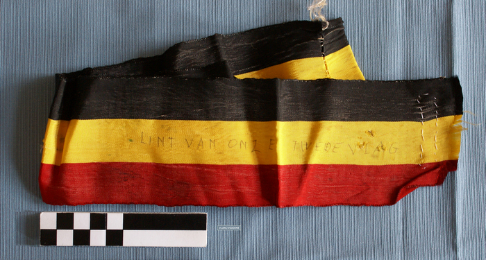 Lint met Belgische driekleur.