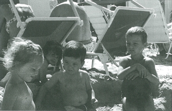 albert engelrelst op strand achterkleinkinderen 02