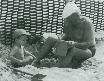 albert engelrelst op strand achterkleinkinderen