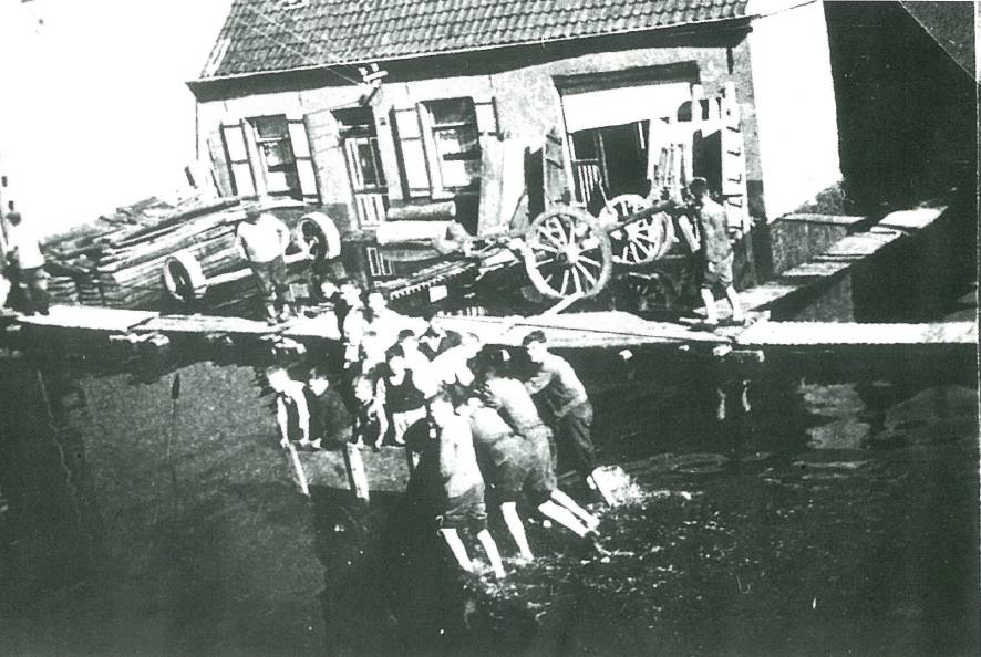 De Westkapelse jeugd duwt het materiaalwagentje van de trammaatschappij