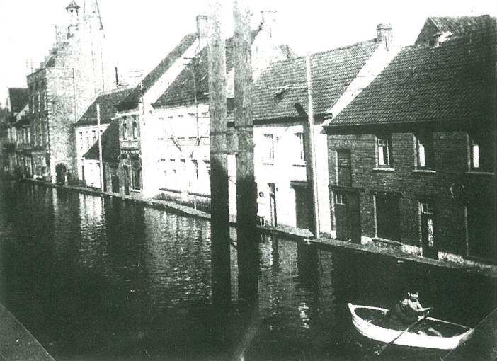 Dorpsstraat vanaf het huis van dokter Edmond Aernoudts tot het gemeentehuis