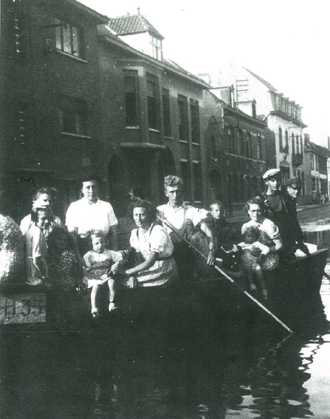 Overzetbootje in de Dorpsstraat te Westkapelle