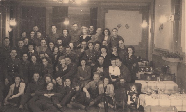 Montgomery Club in Brussel met in het midden Julia Provost en Ken Hosker